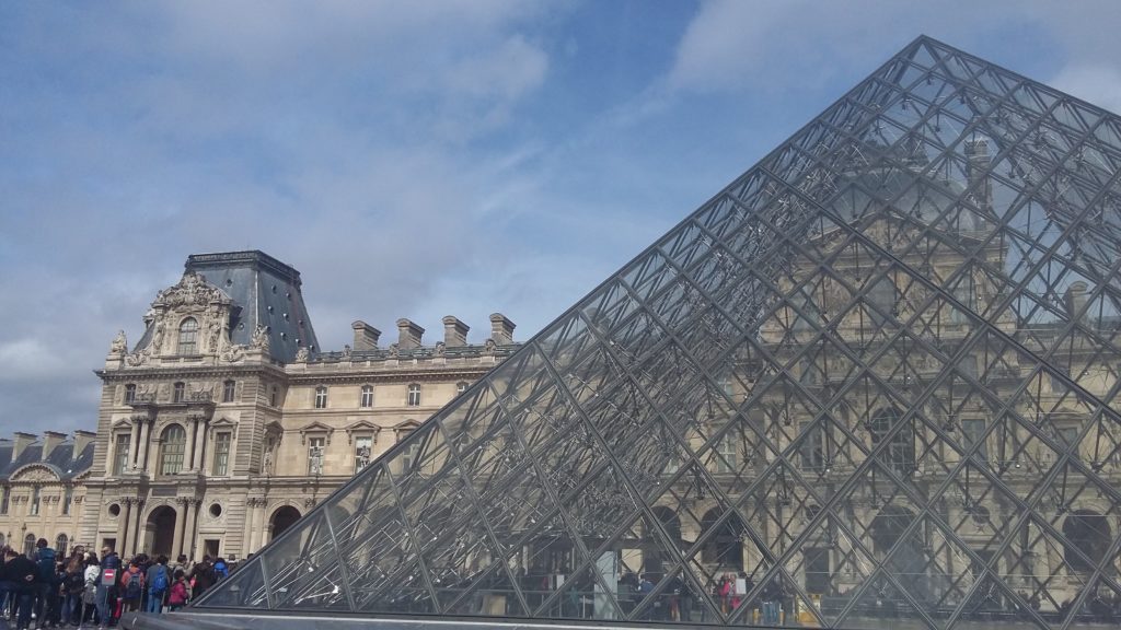 Piramide del Louvre