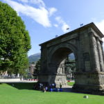 Aosta con il cane – Arco di Augusto
