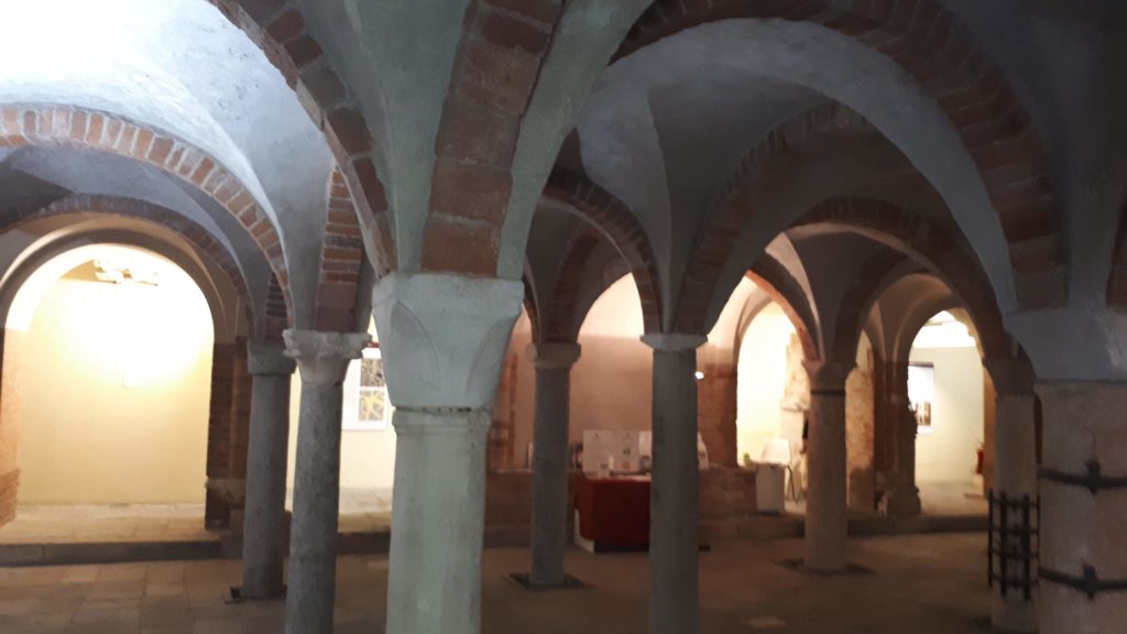 interno cripta di San Sepolcro - milano